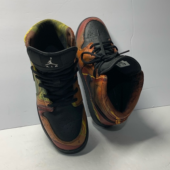 Nike Jordan Air Retro Mid Black graffiti style from 08/03/16  Model 554725–044 - Picture 3 of 11